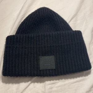 Acne mössa svart - Jag vill sälja min acne mössa eftersom att jag inte har användning av den. 