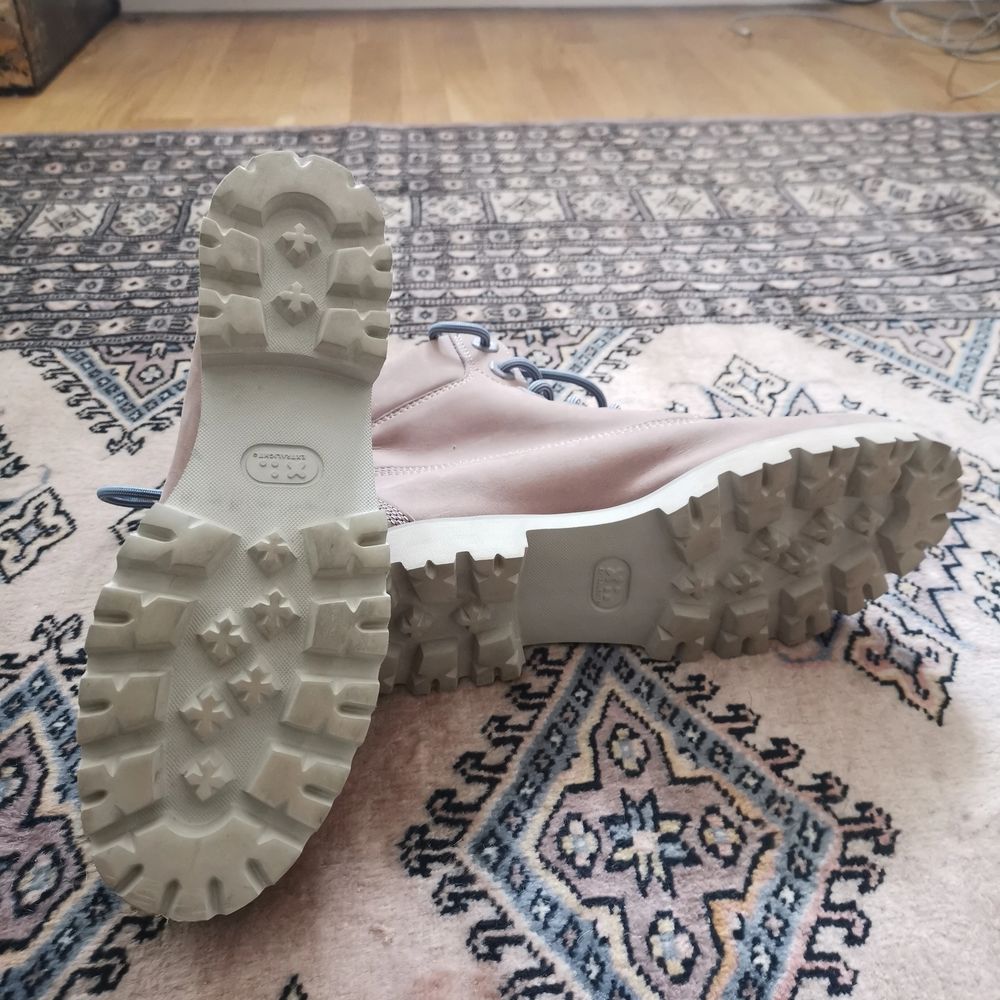 Fantastisk fina Timberland Boots i storlek 39. Helt nya aldrig använda endast provade hemma. Självklart äkta, köpt på Dubai flygplats hösten 2018 men lite för smala för mig tyvärr. Storlek 39, men lite små i storlek och sitter som 38.5. Snygg beige färg som inte finns att köpa längre! Nypris 1,999 kr ! Original box har jag tyvärr slängt. . Skor.