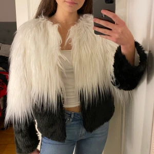 Pälsjacka  - 🦋Säljer min pälsjacka i storlek S  🦋150kr 🦋 Använd några gånger, men i bra skick! 🦋 Frak ingår inte i priset 🦋