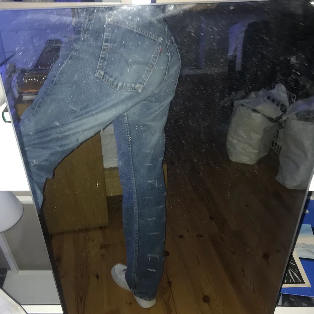 Ett par Levis jeans köpte second hand med coola slitningar. Storleken syns inte riktigt men sitter som en W34 L34 (jag har vanligtvis ungefär W30 L34 och de är lite stora i midjan på mig). Supercoola, light-medium wash. Kan skicka eller mötas upp. Buda i privat chatt så uppdaterar jag här💓. Jeans & Byxor.