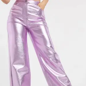 Slutsålda byxor från asos i en jätte fin rosa metallic färg! Helt oanvända med lappen kvar. Storlek S 