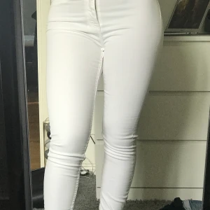 Vita jeans  - Vita högmidjade jenans från lager 157 i storlek S :) aldrig använda endast testade!