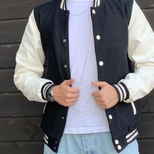 Baseball jacka  - Säljer min baseball jacka storlek S (oversized på en tjej) Bud startar från 350, bud läggs i kommentarerna!