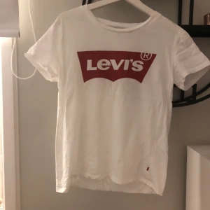 Levis T-shirt - Standard Levis trycket, smått litet hål vid axeln. Syns knappt. Bild nr 2 visar det. Använd men fint skick förutom hålet