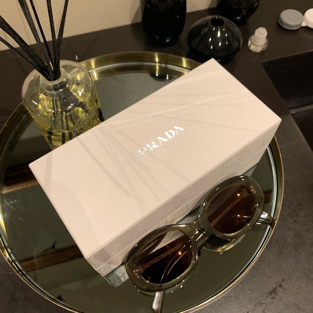 Ett par Celine solglasögon. Aldrig använda, säljer pga fick i present men kommer inte till användning. Fick de i en Prada box från affären när solglasögonen köptes. Köparen stor för frakt 63kr. NYPRIS 3500kr💕💕 BUDA!!!!💖💖🥂 kan gå ner i pris vid snabb affär.. Accessoarer.