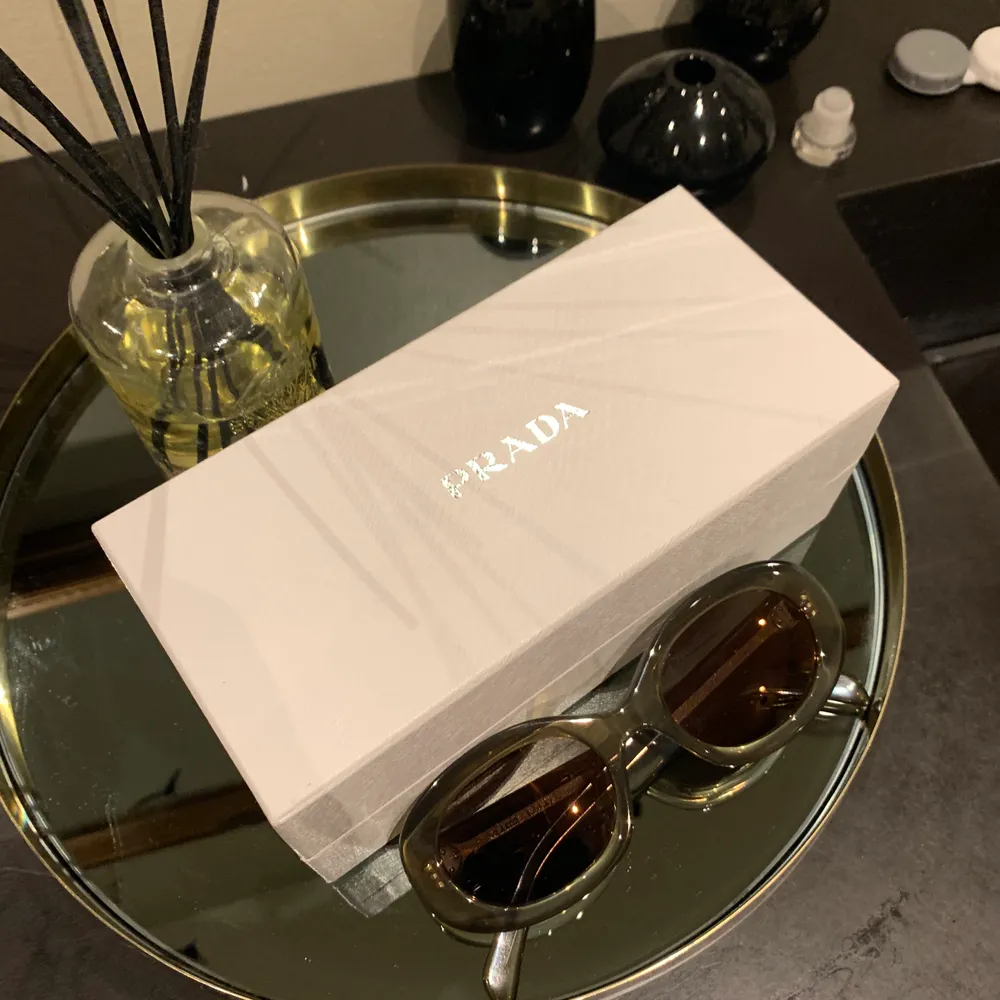 Ett par Celine solglasögon. Aldrig använda, säljer pga fick i present men kommer inte till användning. Fick de i en Prada box från affären när solglasögonen köptes.  Köparen stor för frakt 63kr. NYPRIS 3500kr💕💕 BUDA!!!!💖💖🥂 kan gå ner i pris vid snabb affär.. Accessoarer.