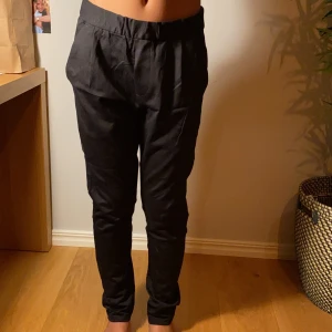 SVARTA KOSTYMBYXOR - Supercoola svarta kostymbyxor som passar till allt. Ett måste i garderoben! Köpare står för frakt💕