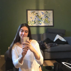 Stickad vit tröja - Snygg stickad vit tröja som passar till allt!Fler bilder kan skickas vid fråga!