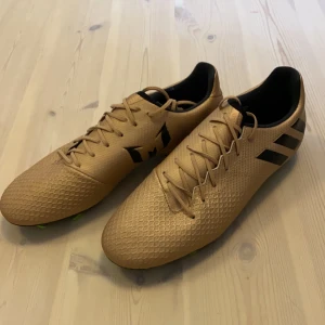 Adidas fotbollsskor - Guldiga fotbollsskor från adidas samarbete med Messi , aldrig använda 