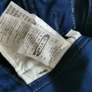 Ett par oanvända G star Raw jeans säljes. Storlek 28/32. Nyskick. Mörkblå.
