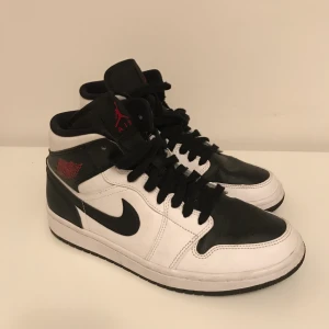 Jordan 1 - Använda några gånger, har tagit bild på de märken och scuffs som syns. Ursprungspris var 1200 kr. Högsta budet just nu är 1200kr