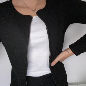 Svart kofta  - En elegant svart kofta med dragkedja, använd 2 gånger, koftan är från Vila och i storlek XS. 