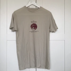 T-shirt med tryck - Asball tröja med tryck på fram och baksida. Storlek xs men den är oversized(säljer pga jag använder den inte tillräckligt mke<3)❤️. Tröjan är mer beige än vad den ser ut på bilden.
