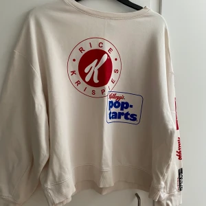 Sweatshirt  - Säljer en sweatshirt från Hm i storlek S. Använd Max 3 gånger så den är i väldigt fint skick. Frakt tillkommer!!!! KÖPT ÄR KÖPT, INGEN ÅNGERRÄTT!!!!!!