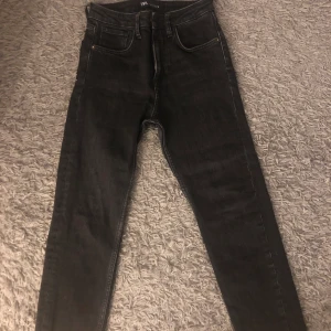Byxor från zara  - Mörkgråa jeans med slitning nertill, använda 2 ggr, dessa kommer ej till användning. 