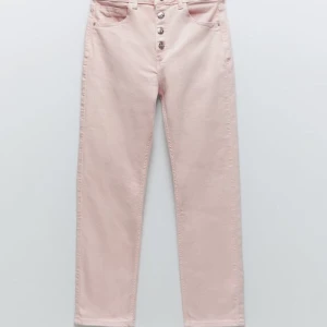 Rosa jeans Zara - Köpte detta plag från zara men då den inte passade på mig så tänkte jag sälja den. Storlek 34, passar på min syster som är 162cm lång. Aldrig använda. Budning i kommentarerna kan mötas i stockholm, annars står köparen för halva fraktpriset. Meddela för info