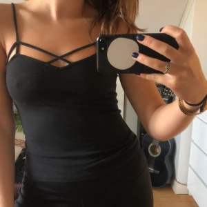 Brandy Melville linne - Svart linne med detaljer från Brandy Melville. One size, passar xs-m. Köparen betalar frakt.