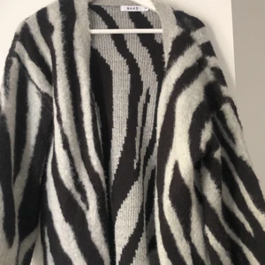 NA-KD kofta - Zebra kofta inköpt för någon månad sen, oanvänd. Storlek XS, den är oversized. 250 kr inklusive frakt. :)