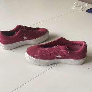 Röda all Star converse High!🍏 - Fick dessa i julklapp men har inte används så mycket, skosnörena saknas, i storlek 37 nypris 800kr🤗💗