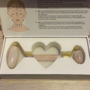 face roller  - Rosenkvarts rullare för ansiktet med två sidor! En mindre för mindre ytor som under ögonen och en större för större ytor! Använd endast 1 gång, självklart så är den rengjord! Köpt för 300kr🌸💖💖  möts upp runt t-centralen!!