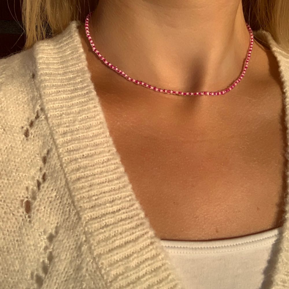 Rosa pärlhalsband med små pärlor 💗💞🤩🤯⚡️⭐️💫 halsbandet försluts med lås och tråden är elastisk . Accessoarer.