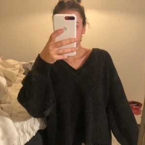 Stickad zara tröja - Oversized stickad zara tröja i grå/svart färg med en svart spetsdetalj på ärmarna. Storlek S