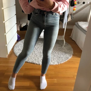 Ljusblå jeans - Ljusblåa skinny jeans från only. Säljer då det är förkorta för mig som är 170  så passar någon lite kortare. Använda 2 gånger och därmed i bra skick. Köpare står för frakt! 