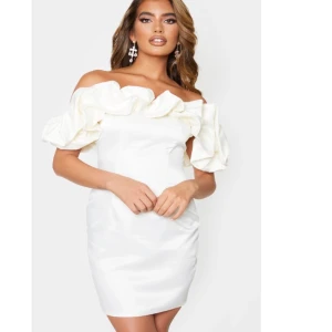 PRETTYLITTLETHING KLÄNNING  - klänning från plt storlek xs/s Aldrig använd😋💞💞 nypris cirka 400kr kan gå ner i pris vid snabb affär!