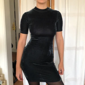 Tight sammetsklänning😍 - Jättesnygg sammetsklänning köpt i London, den är lite blåare i verkligheten än vad den ser ut på bild✨möts upp på söder annars står köparen för frakt💙🖤