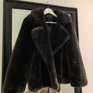 Super fin fuskpäls jacka! - Super fin fuskpäls jacka från zara, aldrig använd. Den är i en väldigt  mörk grå fin färg. Storlek S. Köparen står för frakten 
