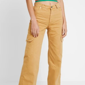 Monki Pocket Jeans - Balla vida byxor från Monki i färgen sandy beige! Knappt använda! Köpte dem för 500kr men säljer för 350kr <3 Hör av er om det låter intressant :)
