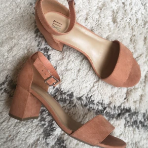 Superfina klackar strl 35 - Så så fina, tyvärr lite för stora på mig som har storlek 35 I vanliga fall. Inköpta på Plick nyligen och verkar helt oanvända. Tror de passar en stor 35a eller för någon som är en liten 36a :) 