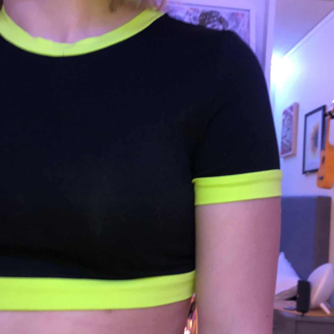 Svart croptop med gröna detaljer - 91