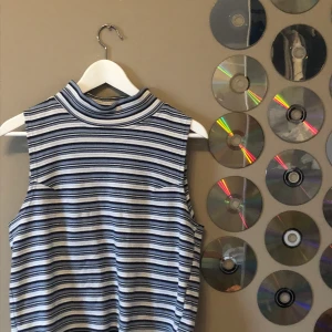 Poloväst ifrån beyond retro! - Cool väst ifråm beyond retro i väldigt skönt material! Det står att den är m/l men passar mig som brukar ha s/m. Bara att skriva ifall du har några frågor <3