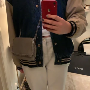 Stella McCartney väska - Säljer min gråa mini falabella shoulder bag från Stella McCartney🙈💞 Väskan är väldigt sparsamt använd men det finns några nästintill omärkbara skråmor på fram-och baksidan, men som sagt, så syns de bara när man kollar väldigt nära!😋😋