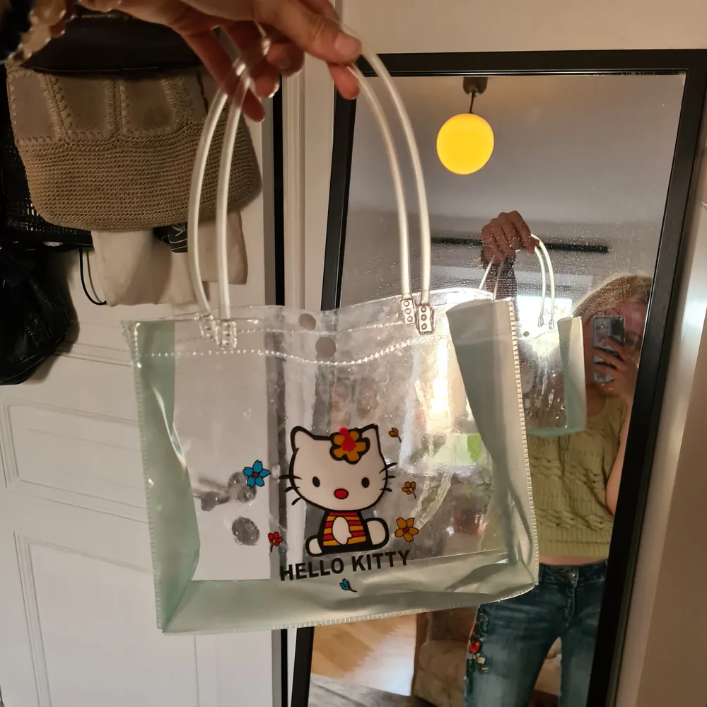 Såå söt genomskinlig hello kitty väska men har tyvärr aldrig använt den💚❤. Accessoarer.