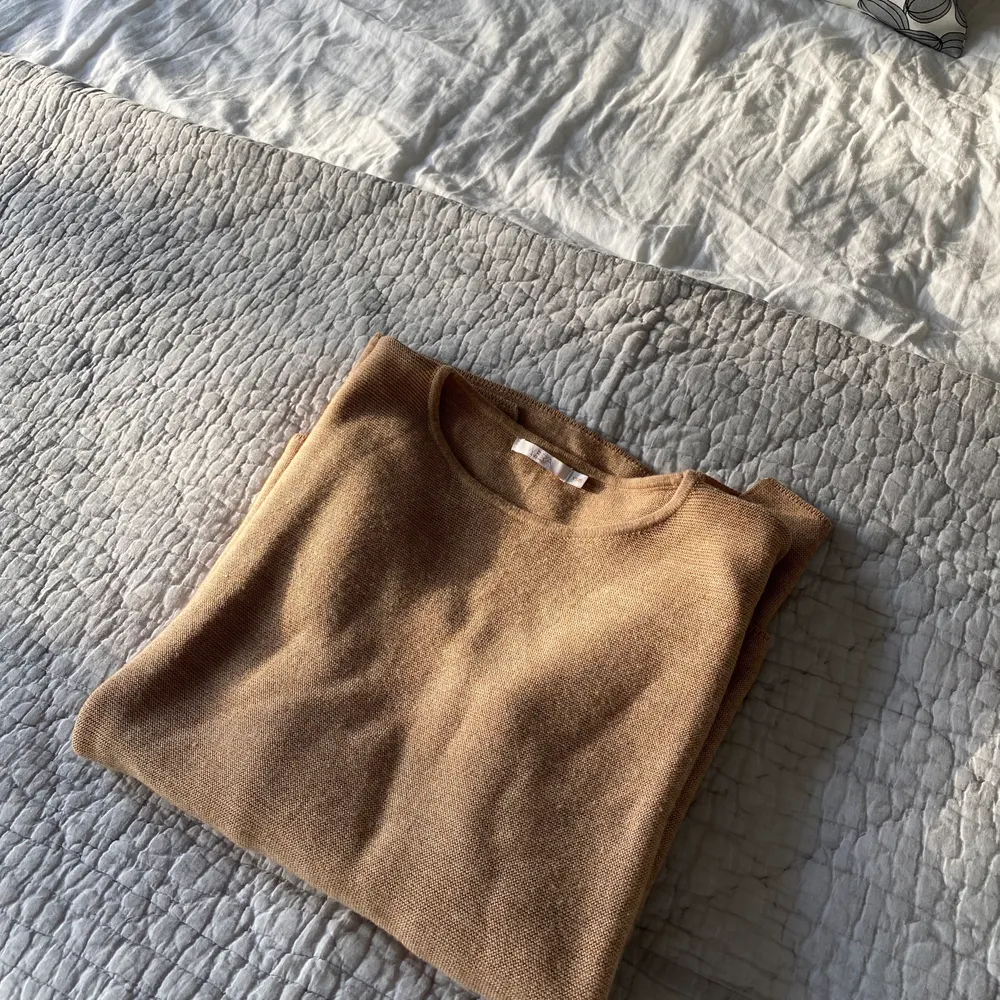 Beige stickad tröja från WERA i storlek XS/S. Tröjan är något längre baktill vilket är en fin detalj. Tillverkad i 80% ull. Köparen står för frakt (spårbart)! Jag kan självklart skicka med rekommenderat om det önskas 🥰. Stickat.