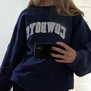 Vintage sweatshirt - Vintage sweatshirt, köptes här på plick och har blivit använd hos mig också men inga synliga skador vad jag kan se men såklart i användt skick (litet smått hål vid handleden bara) säljer för jag tröttnat lite och behöver pengar men inte helt säker så buda i kommentarerna!☺️