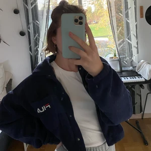 FILA tröja i fleece  - Sjukt mysig fleecetröja från FILA köpt på UO i sthlm. Kommer tyvärr ej till använding.