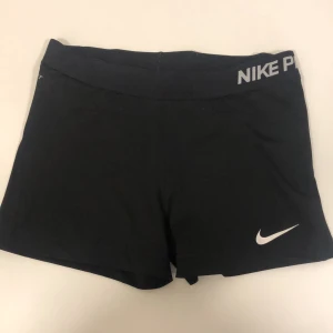 Nike PRO shorts  - Träningsshorts ifrån Nike, sparsamt använda. 