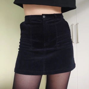 Manchesterkjol från Monki - En a-linjekjol i svart manchester från Monki. Storlek 38 och perfekt ny-skick! Aldrig använd. Skickar mot frakt :)