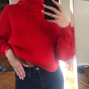 Röd stickad Tröja  - Är som ny använd 2 gånger 