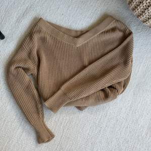 Stickad tröja från Gina tricot. Fin höstfärg. Frakt tillkommer 