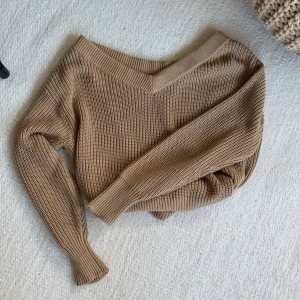 Stickad Gina Tricot - Stickad tröja från Gina tricot. Fin höstfärg. Frakt tillkommer 