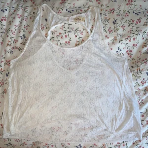 Linne med detaljer - Vimönstrat linne från Hollister med öppen rygg och tvistade ryckdetaljer. Skönt tyg. God kvalitet. Skriv för fler bilder. Möts upp i Falun eller skickar om du betalar frakten✌🏻