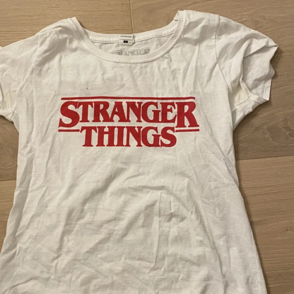 En stranger things T-shirt, fint skick!. T-shirts.