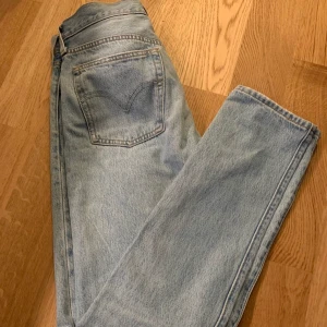 Levis 501 - Modell 501, storlek W27 L32, går ner till fötterna på mig som är 176. 🥰 Säljer för att de inte passar mig längre tyvärr :(
