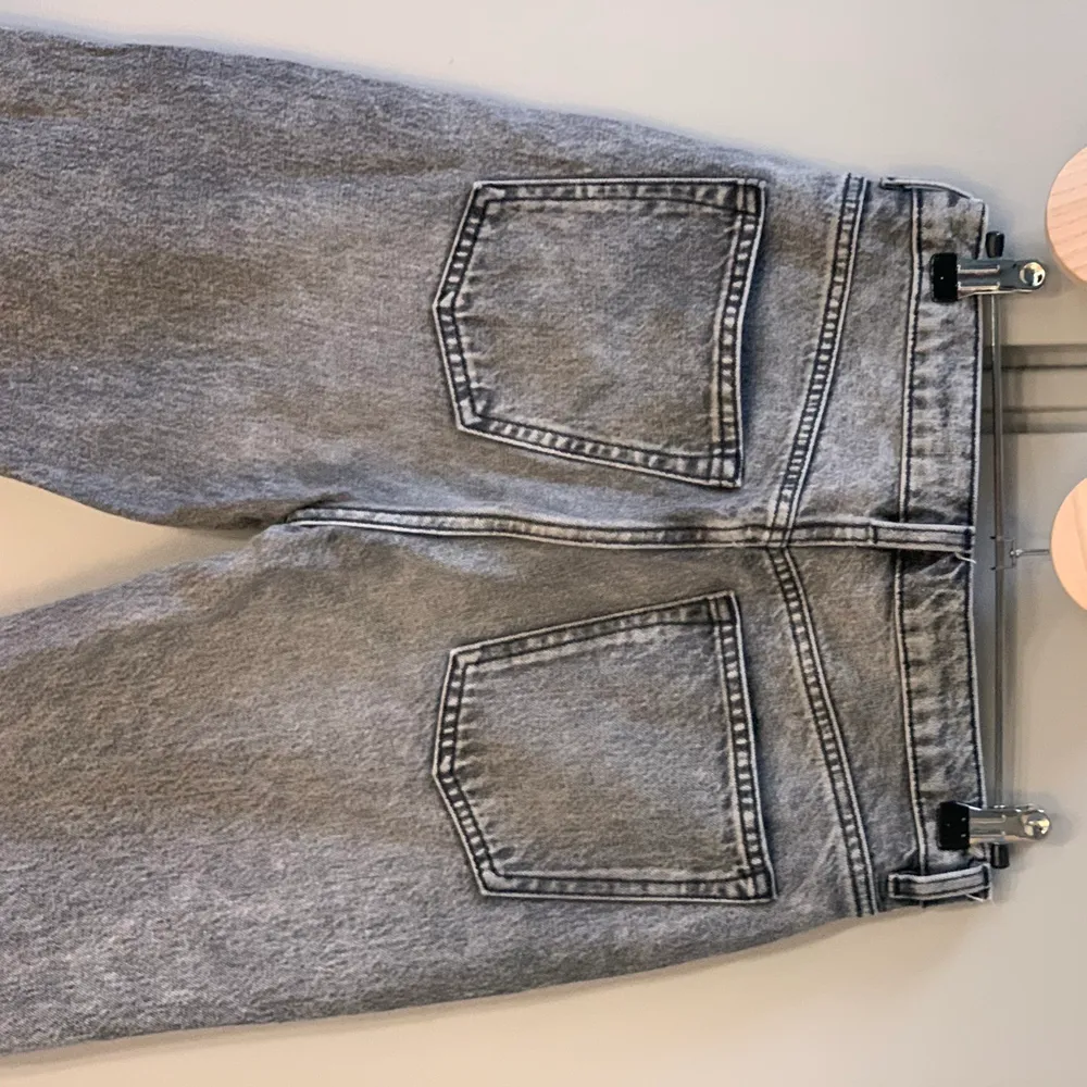 &Otherstories jeans i grå tvätt - snygg passform! Stl 27. Avklippta 1 cm i mudden. . Jeans & Byxor.