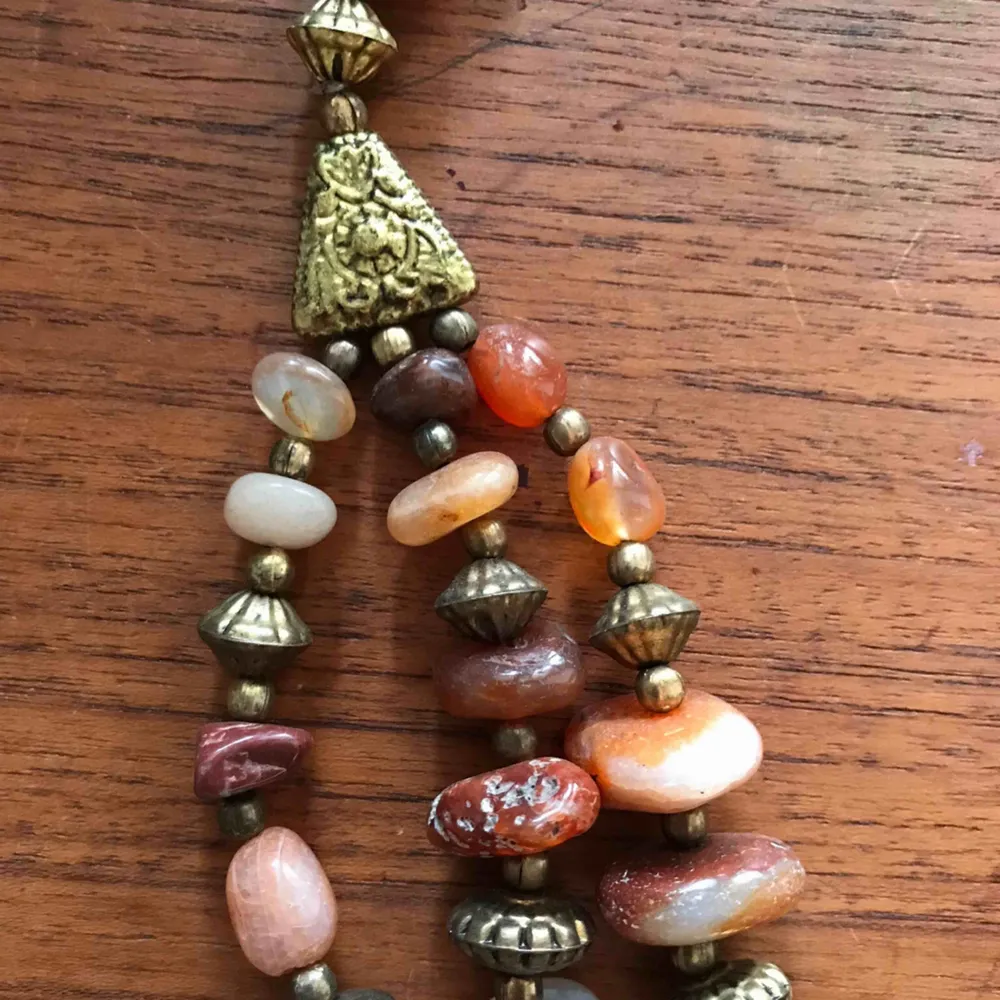 Har några stycken helt nya halsband med stenar enligt bilderna. Lite hippie Indien stil. Prisförslag 40:- plus frakt. . Accessoarer.