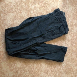  - Blågrå chinos från Monrow använda ett få tal gånger, så är i ett bra skick.  